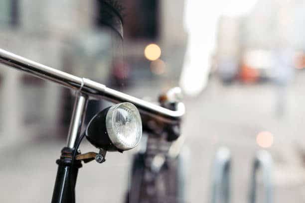 Vintage bicycle leaning to the wall in a sidewalk of the city